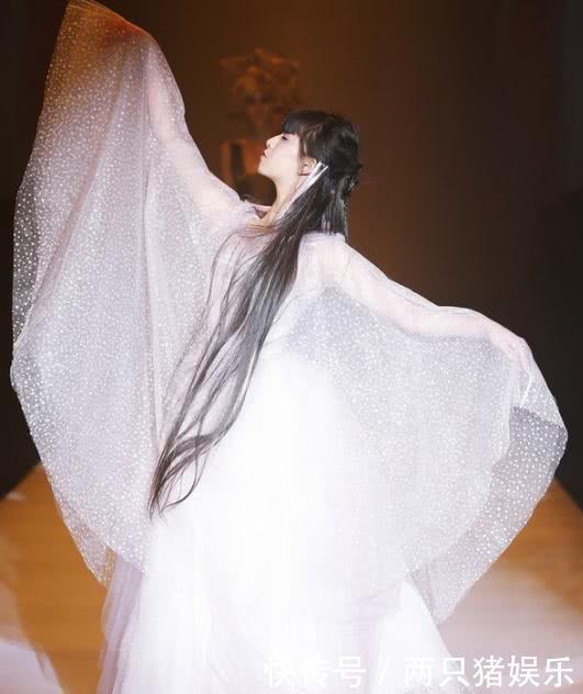 小彩旗商演捞金,赤脚仙姑除了兜圈不会其他,网