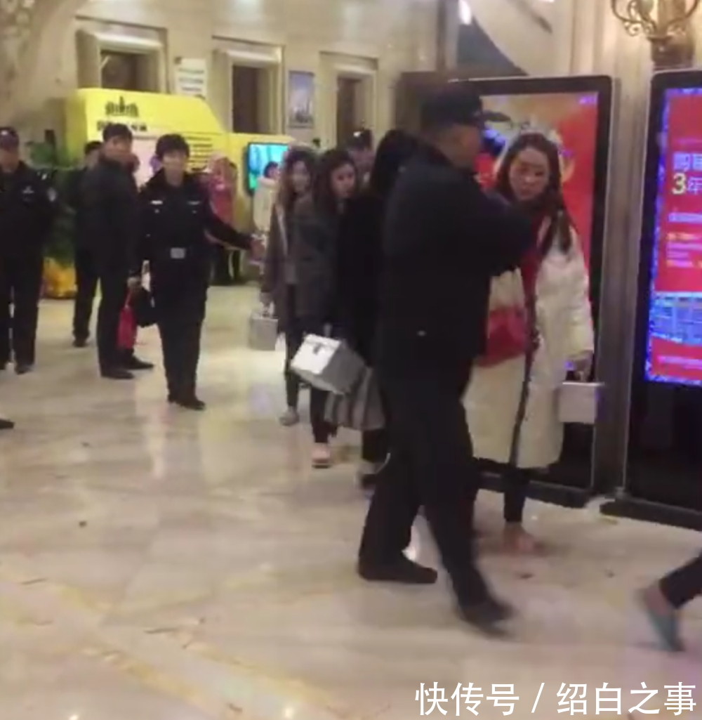 长沙又一洗浴中心被爆! 网友: 箱子里是掏耳朵