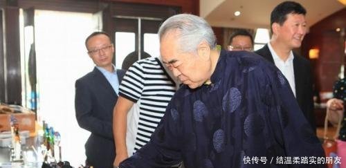 李白在范曾大师的笔下穿越,宛然婚纱拖地的新