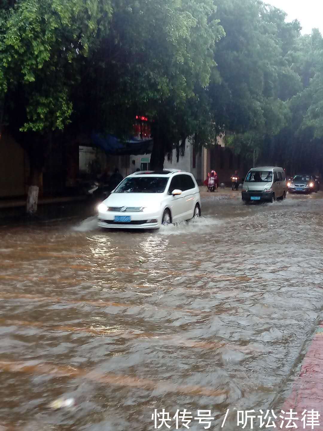 徐闻：一场暴雨来偷袭，街头如水乡泽国