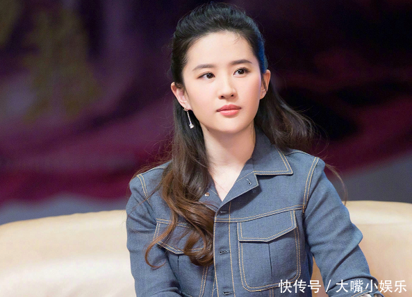刘亦菲牛仔外套搭配绣花长裙,网友:颜值高,怎么