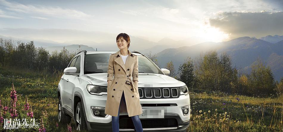 孙俪曝光了一组风格鲜明的时尚大片, 一身藕荷