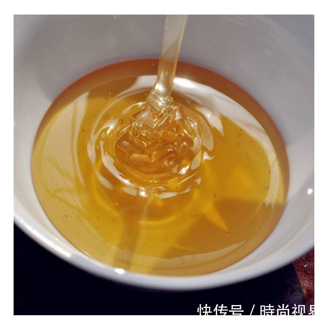 女人不知,蜂蜜还能这么用?蜂蜜加它睡前擦脸,