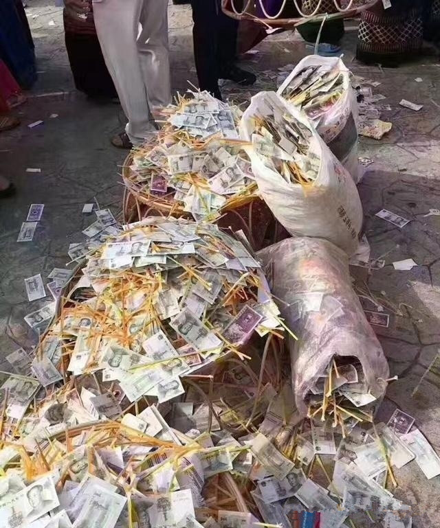 中国最"赚钱"的寺庙:钱铺一地,僧人每天用袋子装钱