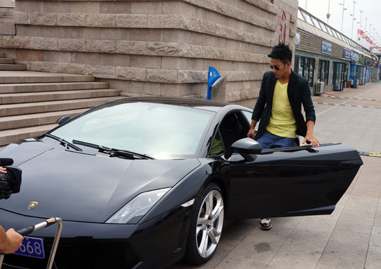 富二代小伙爱上60岁清洁工大妈,可有一事让大妈不好意思说出口