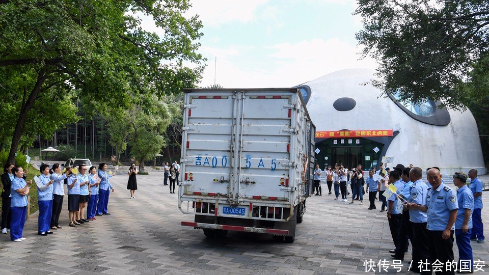 熊猫姐妹花飞抵长春 安家东北虎园 8月24日与