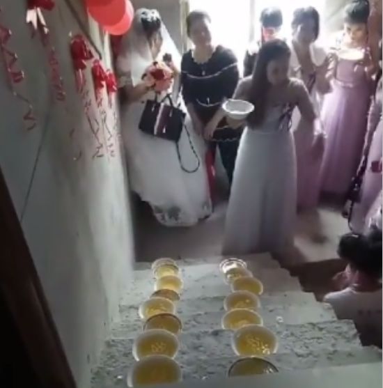 男子去接亲,伴郎们被伴娘整惨了,回到家后竟对