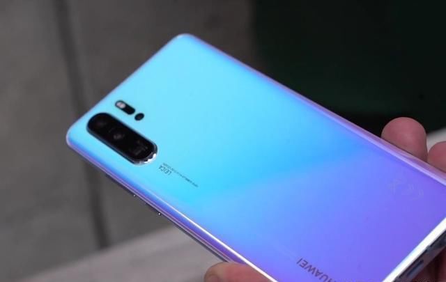 华为P30打破僵局 涨价卖得比三星S10贵!