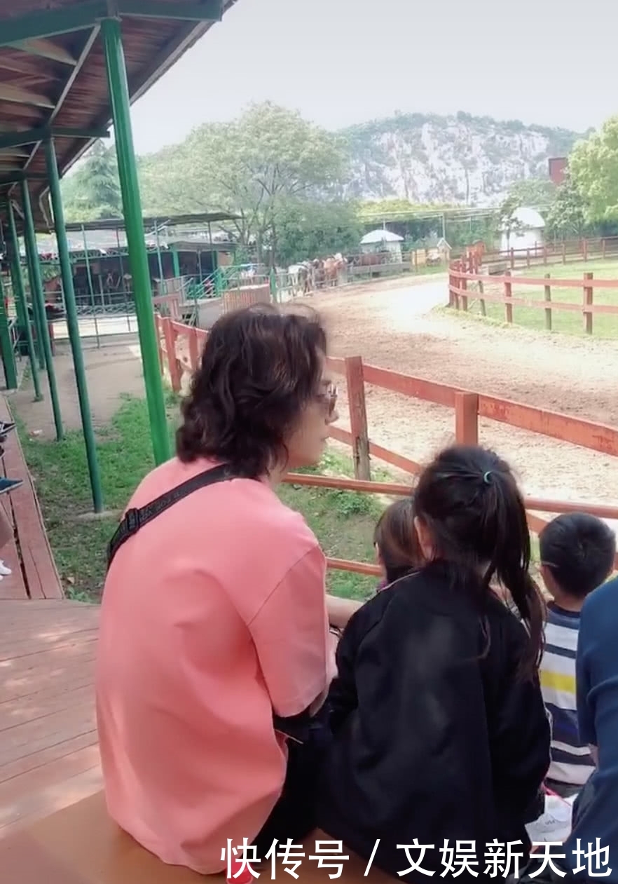 戚薇苏州拍戏李承铉带女儿探班,父女俩现身马