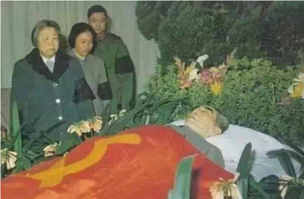 周总理逝世后百万人送行,毛主席也异常悲痛,但是路上为什么会有