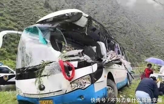 飞石砸中旅游大巴,8条生命瞬间没了!川西很美,但是雨季不要来 马来西亚电子游艺网址