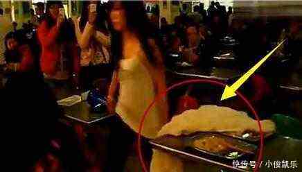 女大学生穿婚纱食堂向男友求婚, 男友一碗热汤泼过去, 画风突变!
