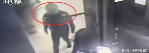 凌晨2点乘坐电梯,女子按2外卖小哥按3,之后可