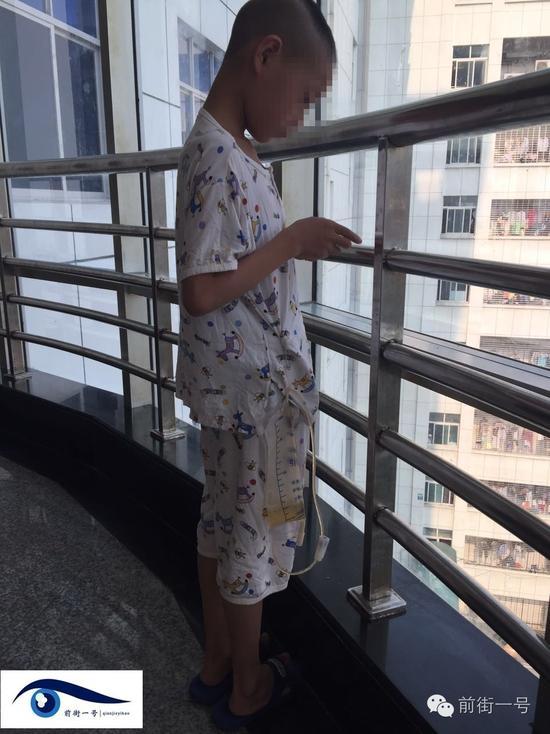 法院认为,小宝感染艾滋病毒排除性传播和母婴传播,因此传播途径只能是