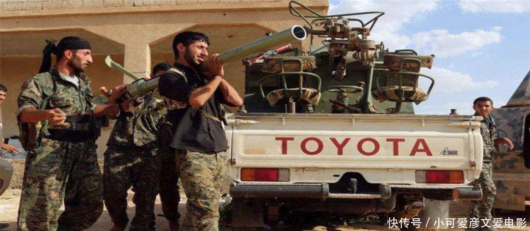 美国突然再度退群,特朗普演讲遭民众扔手机,