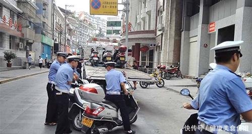 百色街头一女子买割草刀砍伤交警，交警血染街头！ 百色,街头,女子,割草,刀砍