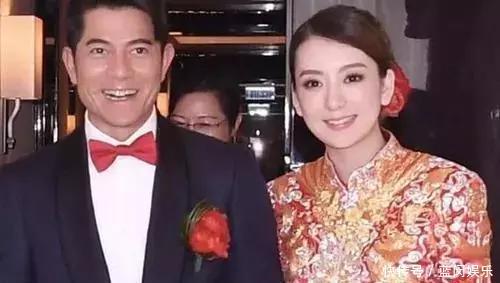 郭富城获二胎后首露面给老婆买水果,此时他不