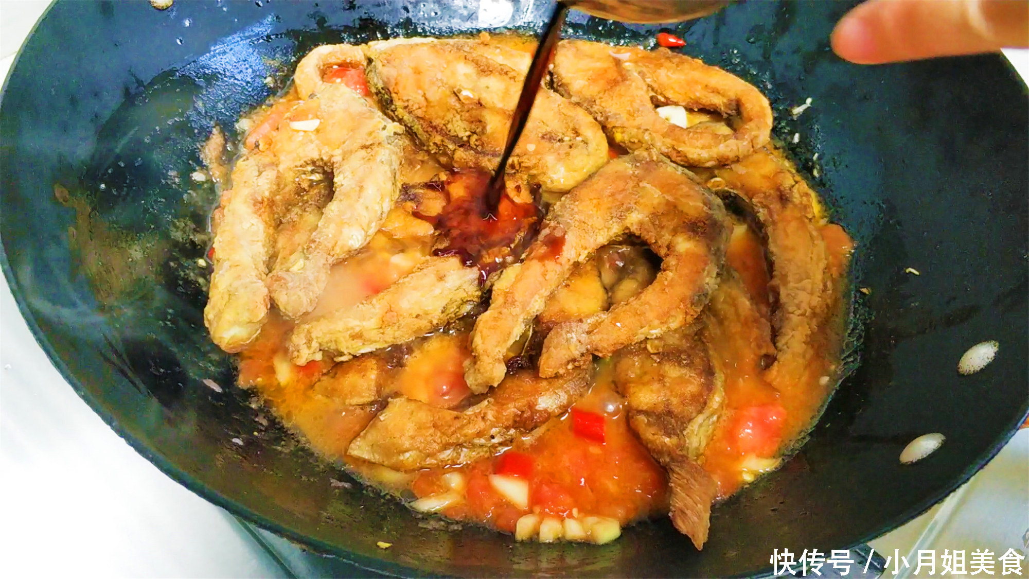 做家常炖鱼吃腻了,教你一种特色吃法,口感爽滑,开胃下饭