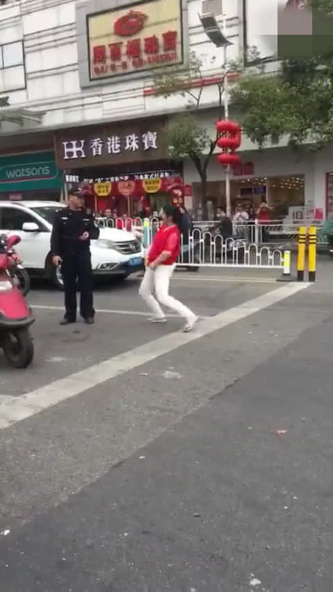 40岁大妈用各种姿势在马路上“调戏”交警!网友:感觉交警有点抗