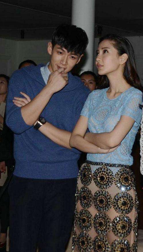 baby一身透视装过于暴露, 惹尴尬双手也没能遮