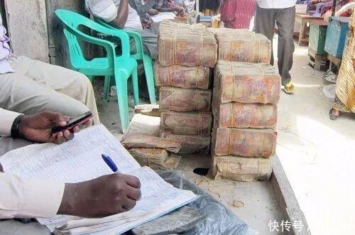 全球唯一钞票合法买卖国:国民摆地摊论斤叫卖