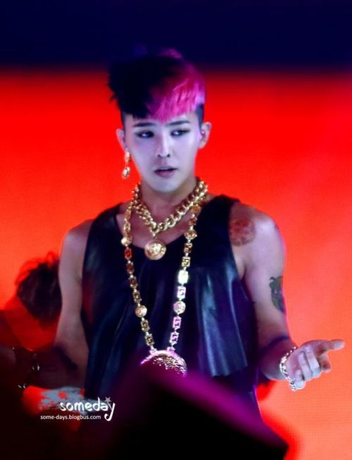 <em>权志龙染</em>双色<em>头发</em>时有什么活动?就是图片上的