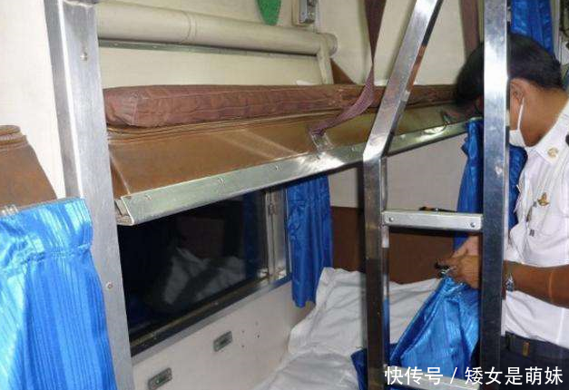 女子在火车上睡着,被一男子爬上床,以为是自己男友,她全力配合