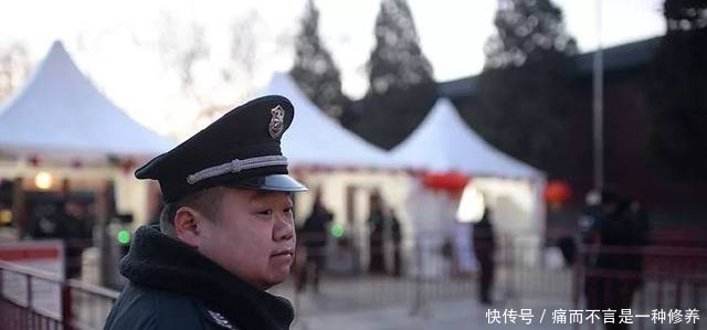 河北男子雍和宫外彻夜排队12小时 抢到新年头