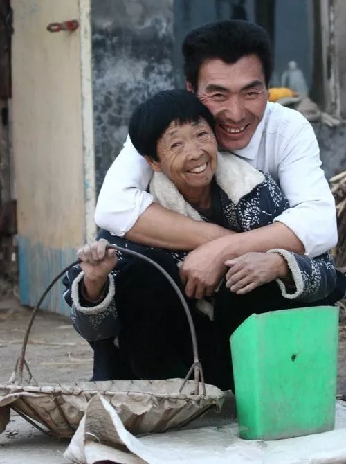 大妈与小32岁的小伙子结婚,婚后生活十分甜蜜