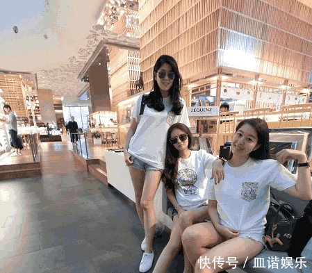 安以轩晒母女四人游泰国照, 摆拍大秀美腿, 脸和