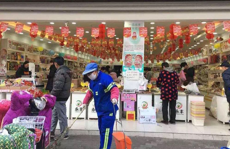 除夕夜2万余环卫工值守,烟花爆竹垃圾同比降七成多