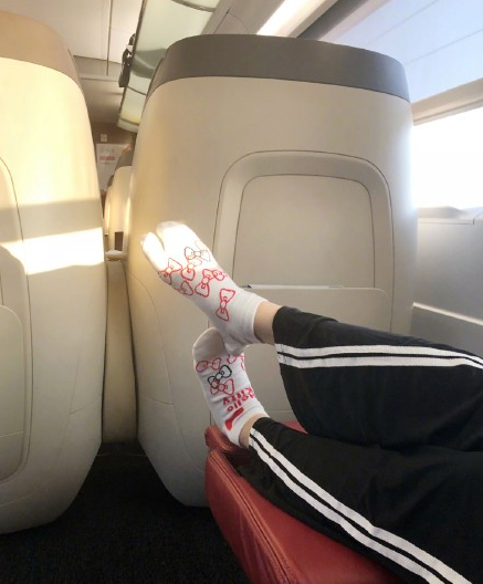 49岁许晴在高铁上睡觉，穿了这种袜子不说还把它当眼罩，网友评价味道真大