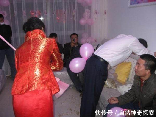 去农村参加婚礼,闹婚房时很新鲜,可伴娘却受不了,跑出了屋!