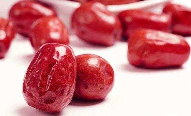 单吃红枣可以补血养颜 但如果跟它一起吃却对