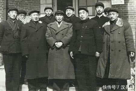 1960年这位开国上将被赶出军界,他把军服送到洗染店全部染成黑色