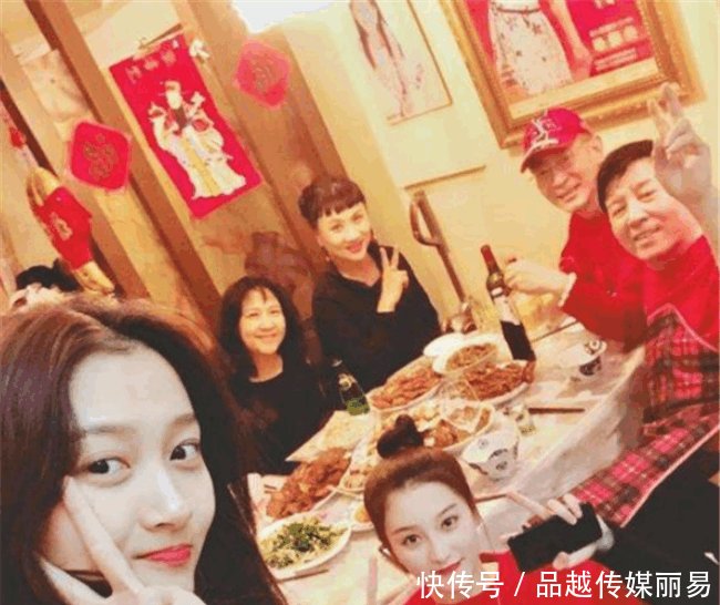 看了鹿晗的爸妈, 再看关晓彤的爸妈, 网友 这差