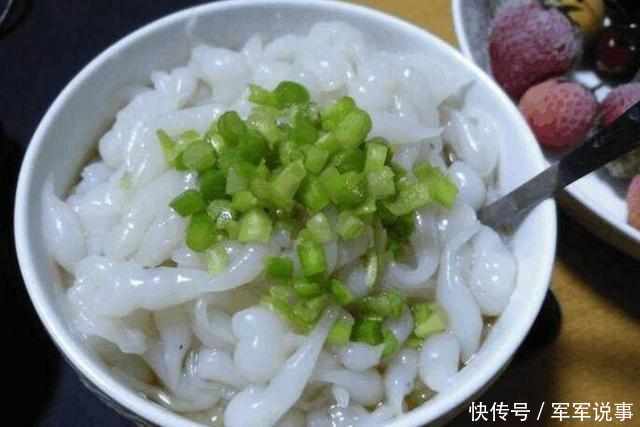 老妈把面粉倒进滚水里煮，一家人都很惊讶，10分钟出锅后，老公一