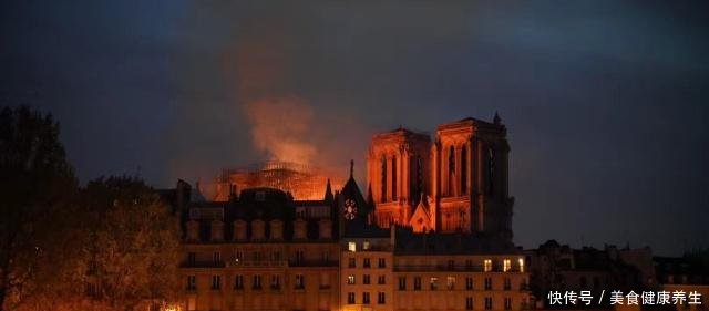 法国地标巴黎圣母院失火丨视觉中国连续第三日
