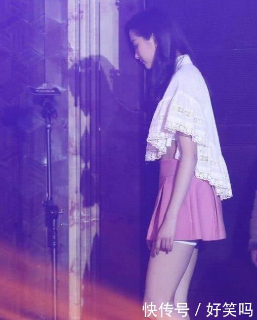 关晓彤现身活动秒变女神范,粉色超短裙好尴尬
