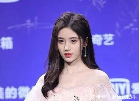 关晓彤和鞠婧祎同台,年龄差不多,颜值对比却实