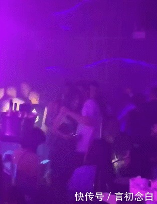 王思聪与三位美女街头约,晚上去表情回来一皮皮酒吧包我们虾喝酒图片