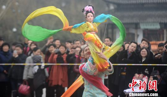 江苏扬州古城少了鞭炮更宁静干净 年味依然浓郁