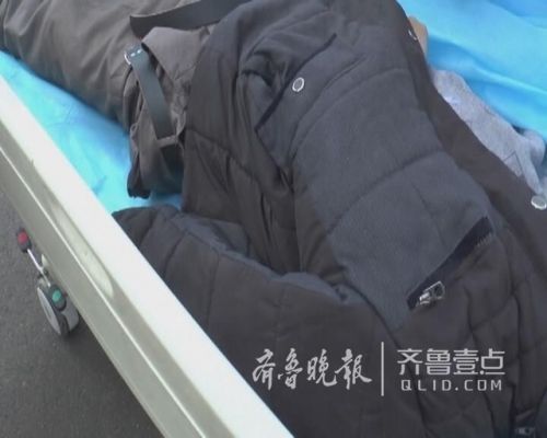 随后,老人的遗体被送往太平间.