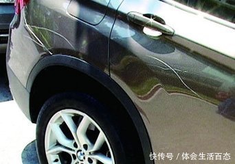 孩子不小心碰到豪车，车主她索赔五万，孩子父亲来了车主连忙道歉