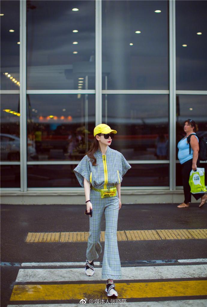 戚薇现身机场：一身灰色格子套装搭配俏皮小黄帽，却被它抢镜！