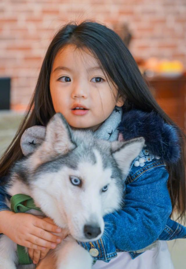 阿拉蕾嘟嘴亲吻妹妹的小肉手,姐妹俩外出散步,同框画面萌翻了!