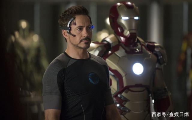 《复仇者联盟4》钢铁侠葬礼上有个年轻人停留