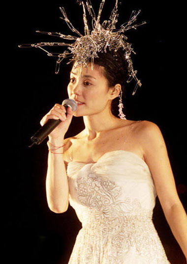 女神张柏芝下个月结婚,王菲5个字回应遭网友骂