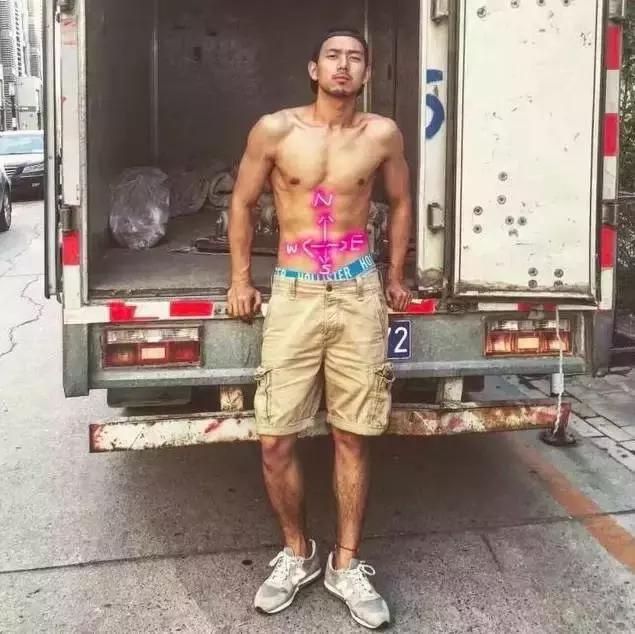 退一万步讲,即使没了这十八块肌肉,李现的辨识度还是很高的,毕竟,长得