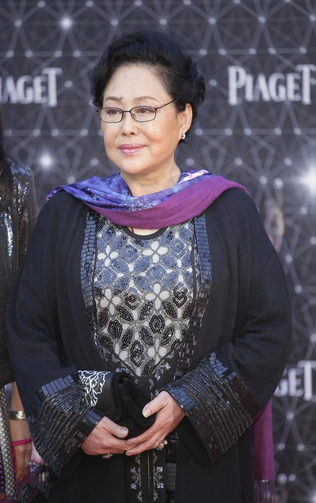 同是远嫁欧洲,斯琴高娃争议不断,殷秀梅不改国籍被赞人民歌唱家